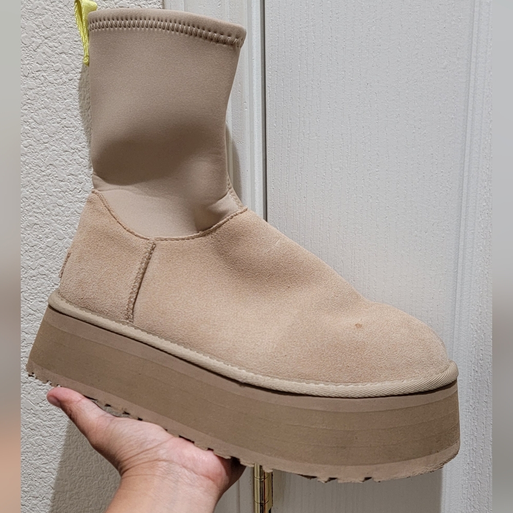 UGG(No A Pair) Tan Platform Boots I only have one shoe, the one on my right foot